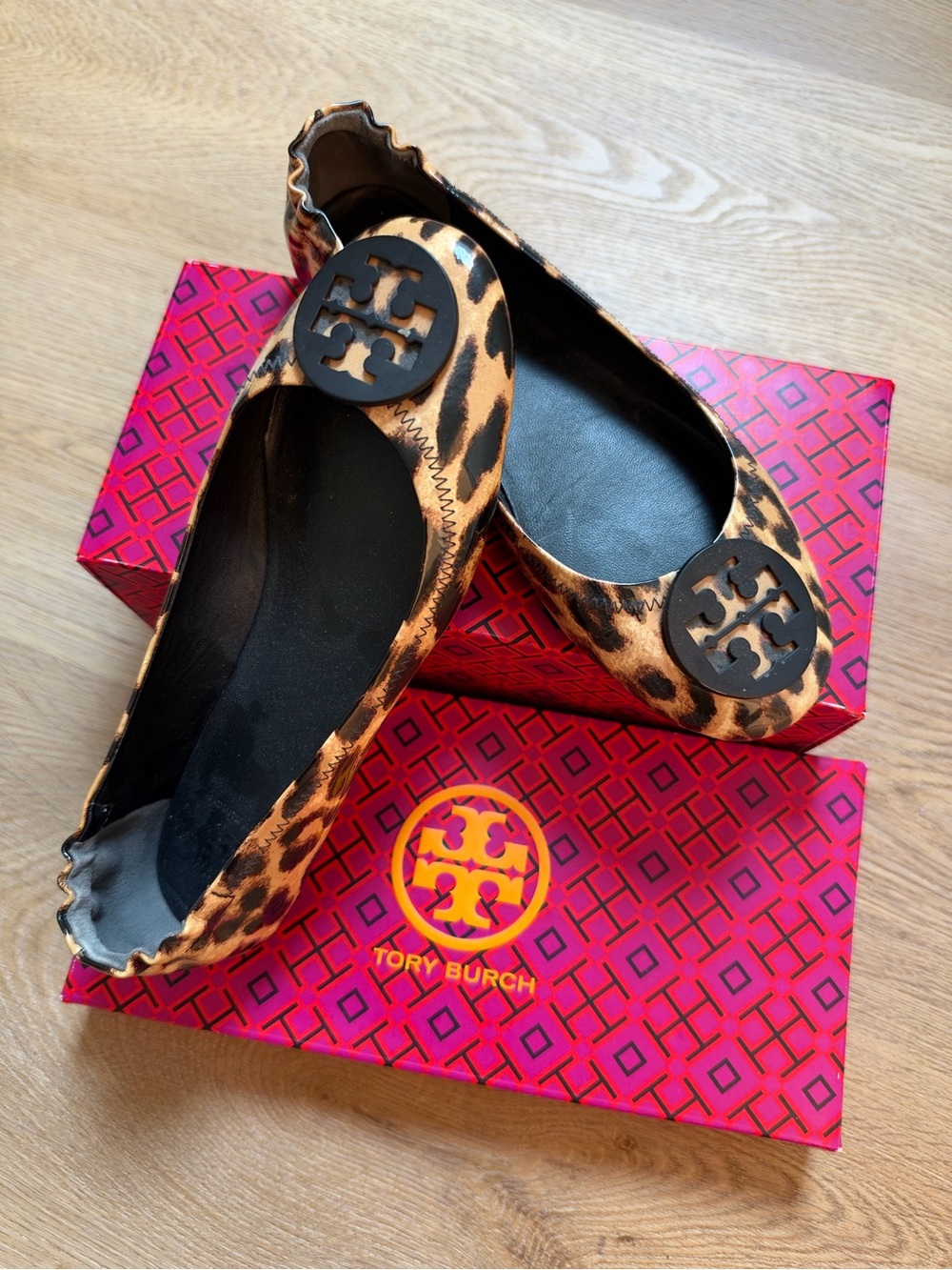 Tory Burch Minnie Leopard Patent Leather Ballet Flats Logo